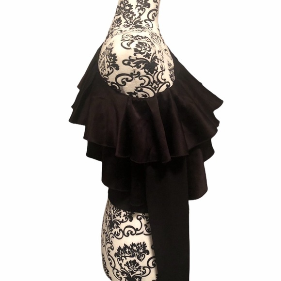 ALICE & Olivia Izzy off the shoulder black ruffle top
Size 4 - Picture 8 of 11